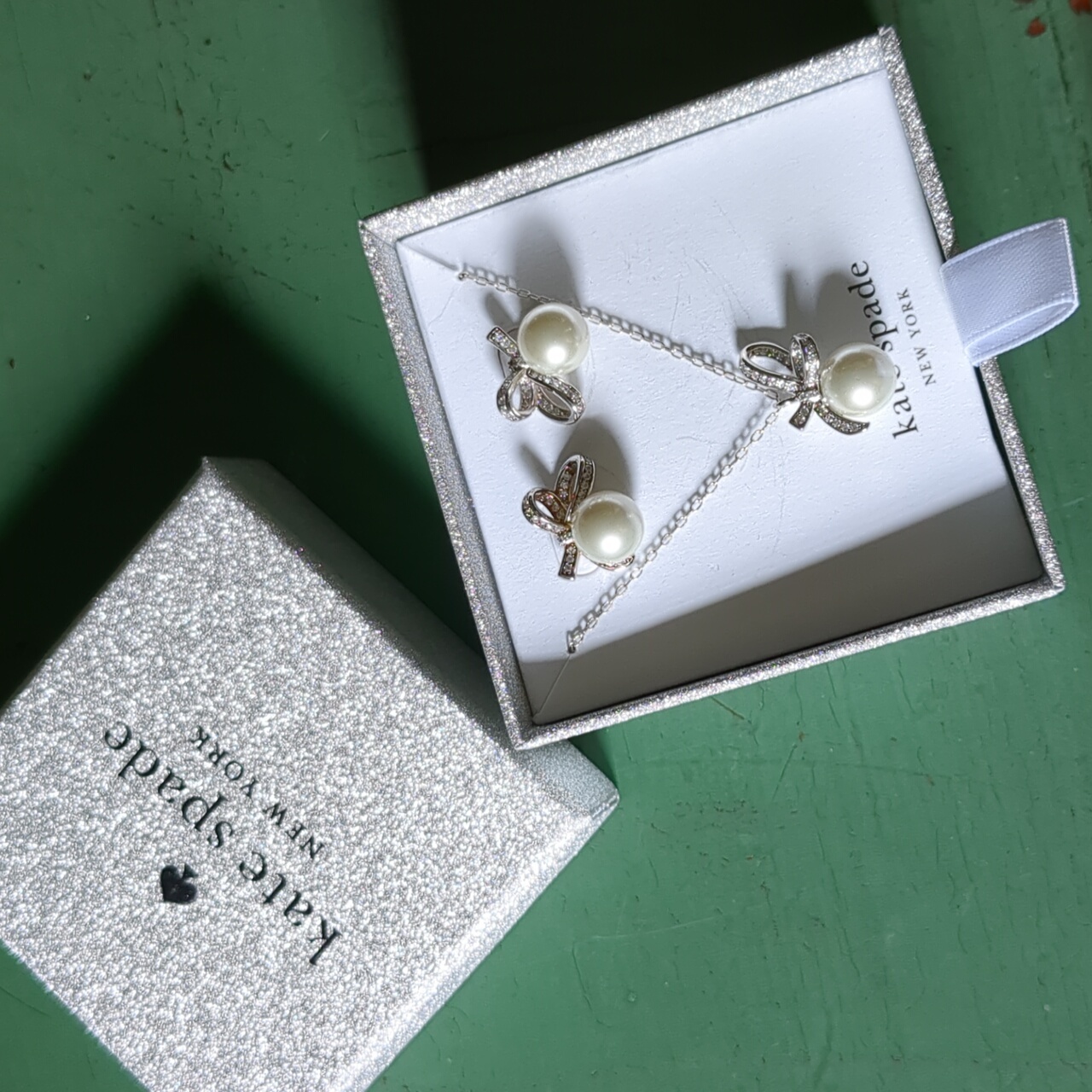 Ka240 Kate Spade All Tied Up Pendant And Studs Set